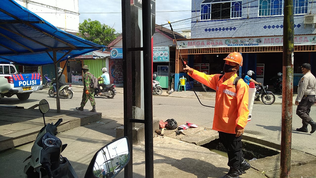 Polres Indragiri Hilir Bersama Kodim 0314 Laksanankan Penyemprotan Cairan Disinfektan